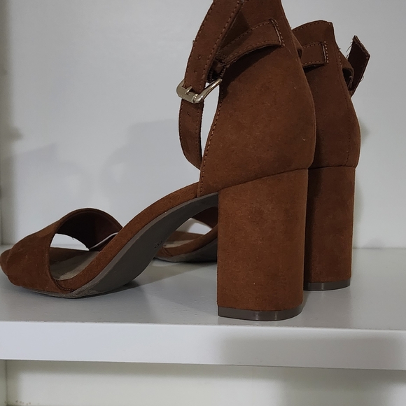 Chunky heel sandal - Picture 3 of 3
